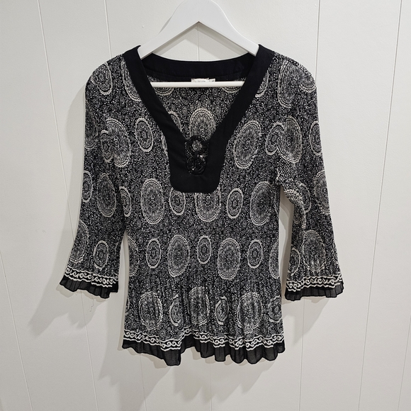 Ricky’s Black & White Medallion Boho Blouse V-Neck Bell Sleeve Size 10 - Picture 2 of 11